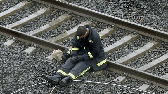 Uno de los bomberos, el día de la tragedia en Angrois. 