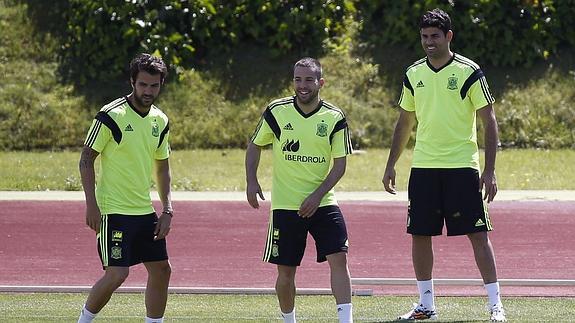 Jordi Alba, junto a Cesc y Diego Costa. 