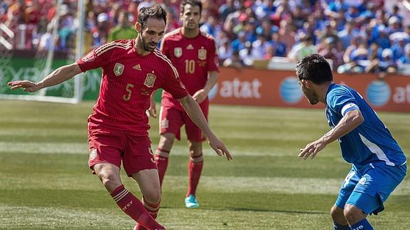 Juanfran intenta regatear a un rival. 