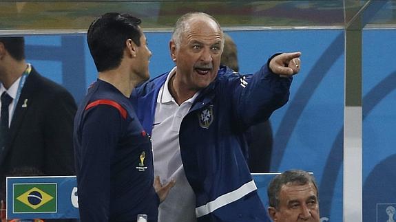 Scolari protesta al cuarto árbitro. 
