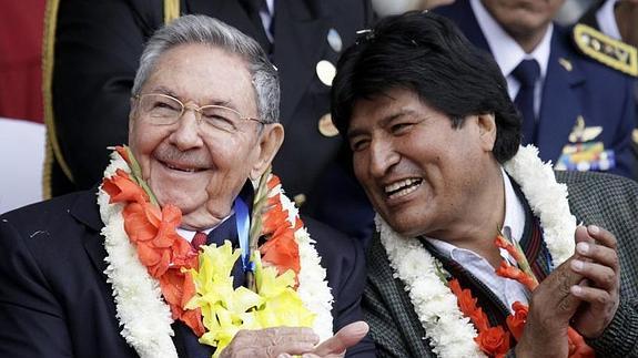 El presidente de Cuba, Raúl Castro, junto al mandatario boliviano Evo Morales