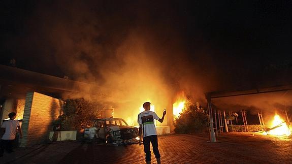 Imagen del ataque a la embajada de EE UU en Bengasi en 2012. 
