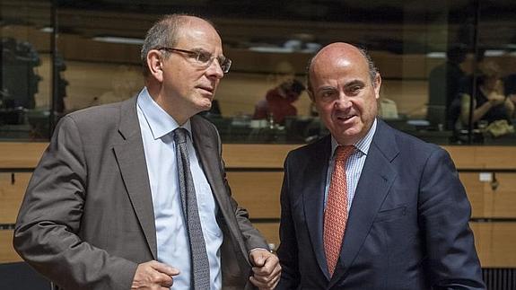 Luis de Guindos (d), conversa con el ministro de Finanzas belga, Koen Geens (L)