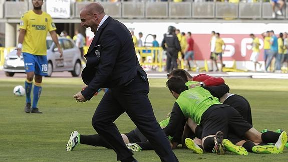 Entrenador y jugadores del Córdoba celebran el ascenso. 