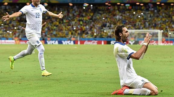 Samaris (i) y Samaras celebran un gol. 