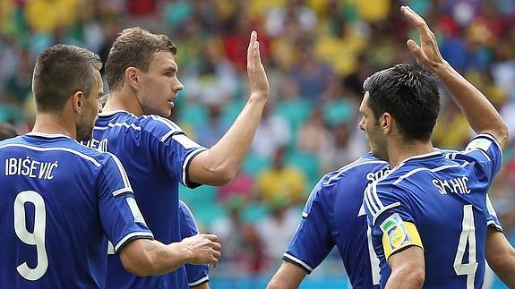 Los jugadores bosnios celebran un gol. 