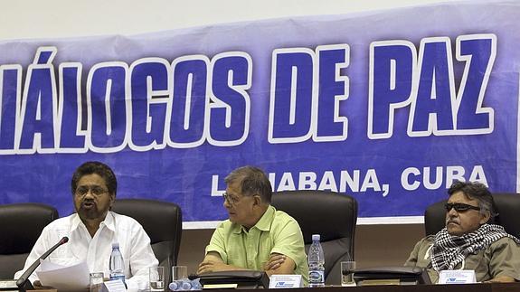 Los comandantes de las FARC, Iván Márquez (i), Ricardo Téllez (c) y Jesús Santrich (d), en La Habana (Cuba). 