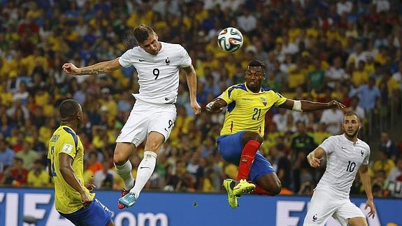 Gabriel Achilier salta junto a Olivier Giroud. 