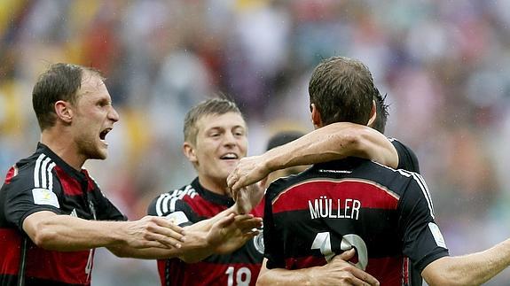 Müller celebra el gol con los compañeros. 