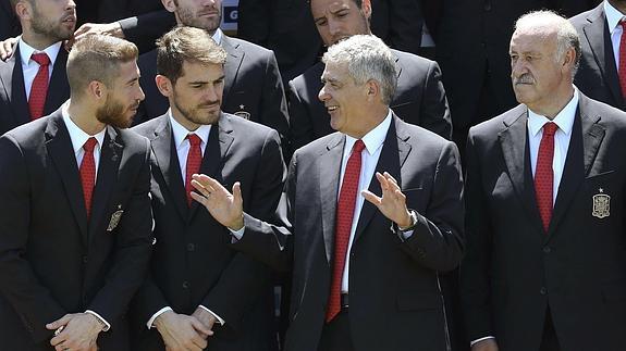 Ángel Mª Villar charla con miembros de la selección española. 