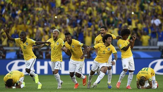 Los futbolistas de Brasil celebran su triunfo. 