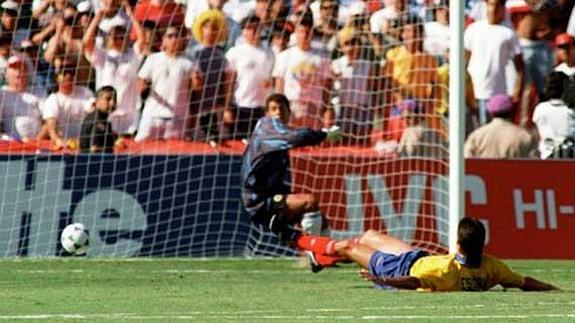 Momento en que Andrés Escobar anota un auto-gol frente a EE UU