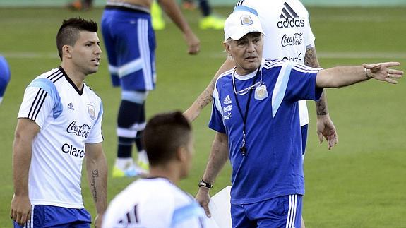 Sabella da indicaciones a Agüero. 