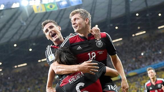 Kroos celebra un gol junto a Klose y Khedira. 