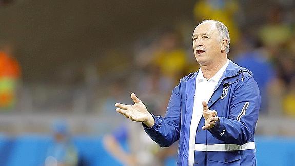 Scolari corrige a su equipo durante la semifinal ante Alemania. 