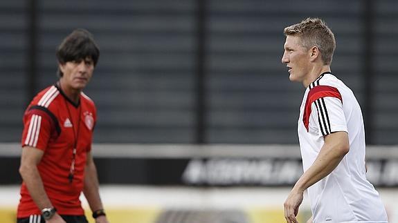 Schweinsteiger y Löw, durante un entrenamiento. 