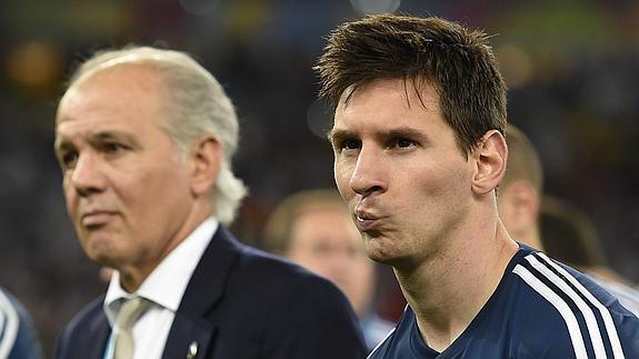 Sabella (i), junto a Messi. 