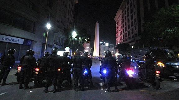 La policía argentina rodea el Obelisco. 