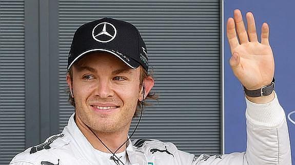 Rosberg celebra la pole lograda en el Gran Premio de Silverstone. 