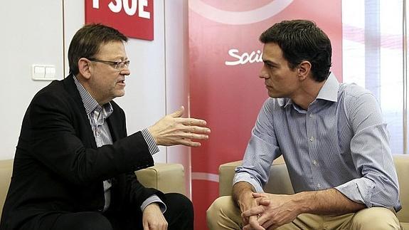 Pedro Sánchez (d), durante su encuentro con el valenciano Ximo Puig (i). 