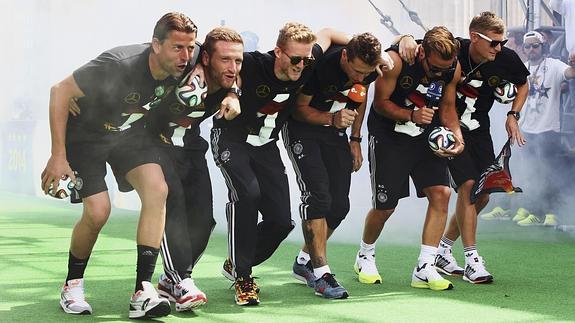 (De i a d) Weidenfeller, Mustafi, Schürrle, Klose, Götze y Kroos realizan el polémico baile. 