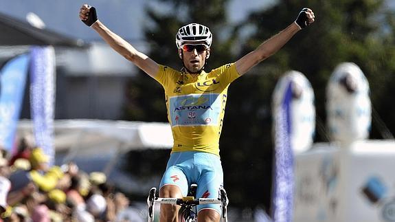 Nibali celebra su victoria de etapa. 