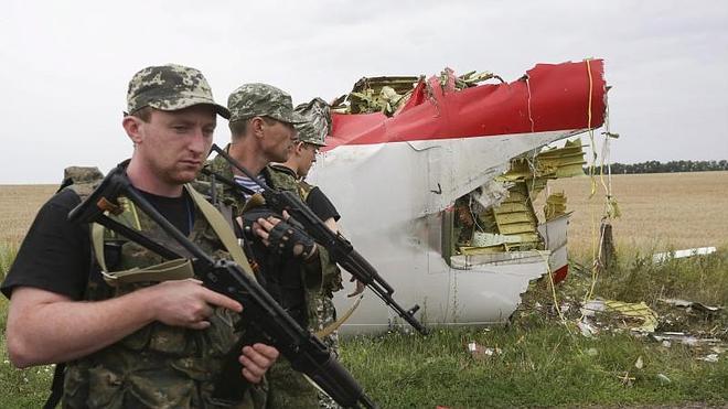 Soldados prorrusos, junto a restos del fuselaje del avión 