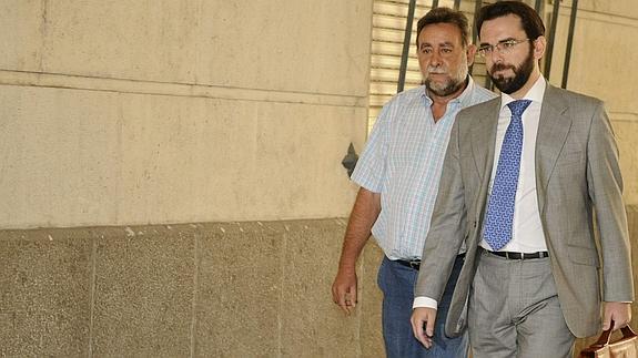 El exsecretario general de la UGT -A, Francisco Fernández (i), llega junto su abogado a los juzgados de Sevilla. 