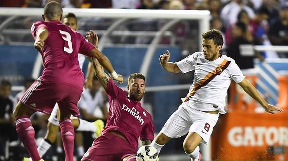 Ramos y Pepe tratan de frenar a Adem Ljajic. 