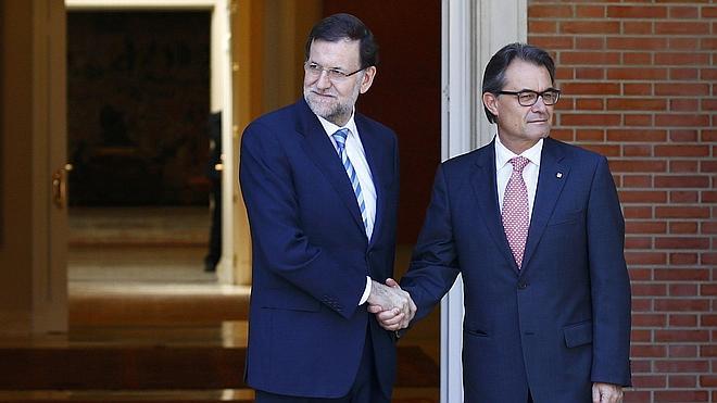 Rajoy y Mas se saludan antes de la reunión.
