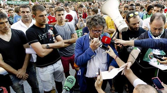 Jugadores y consejero del Consejo de Administración del Racing (c), en una manifestación. 