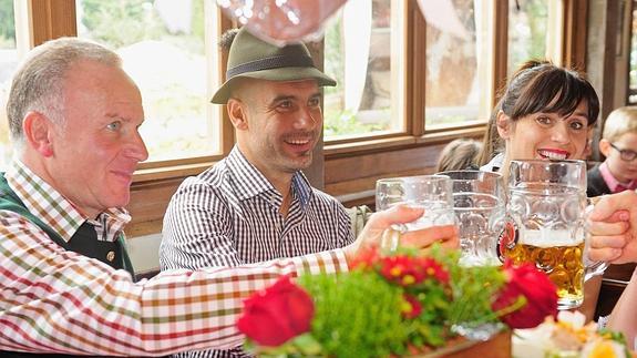 Rummenigge (i) brinda junto a Guardiola. 