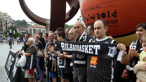 Aficionados del Bilbao Basket protestan por la critica situacion del club.
