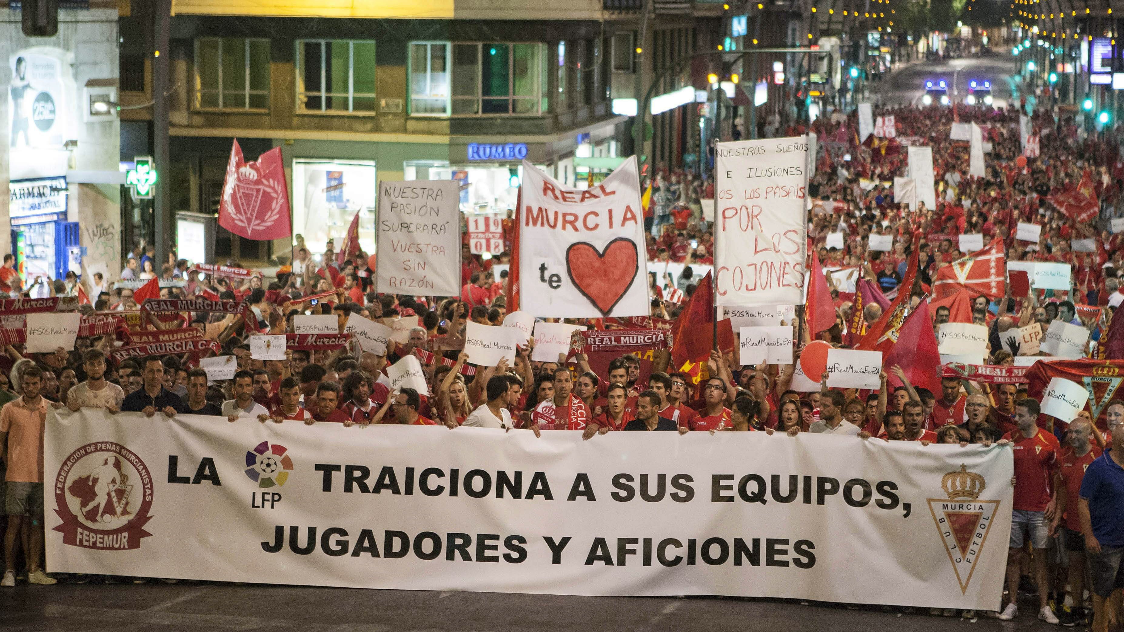 Aficionados del Murcia protestan por el descenso de su equipo 