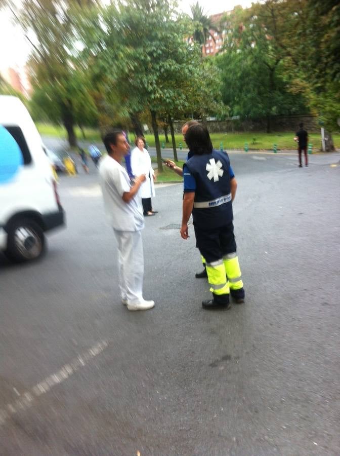 Los sanitarios que han trasladado al paciente reciben instrucciones de un médico 