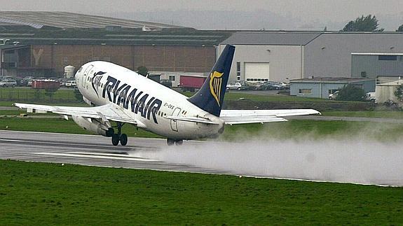 Un avión de Ryanair despega