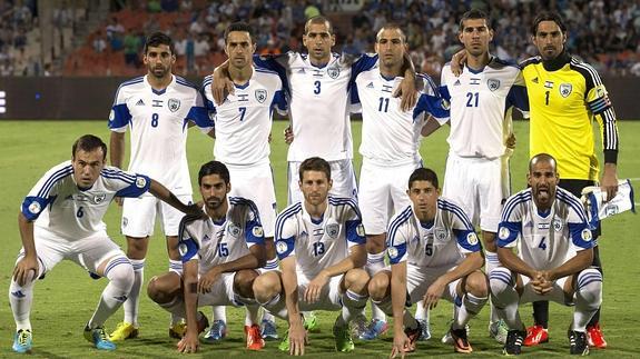 La selección de fútbol de Israel posa antes del inicio de un partido. 