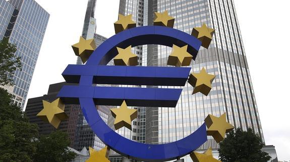 Símbolo del euro frente a la sede del Banco Central Europeo, en Francfort. 