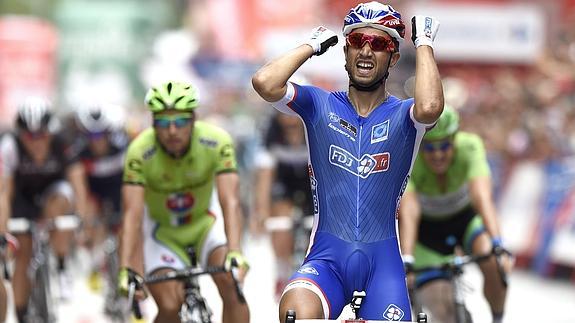 Nacer Bouhanni celebra su victoria de etapa. 