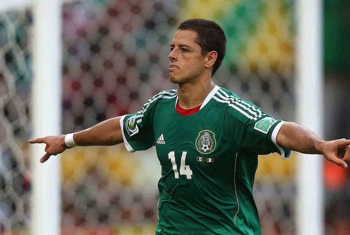 'Chicharito' celebra un gol con su selección. 