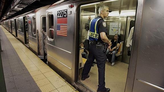 Oficial de policía vigilando el metro de Nueva York. 