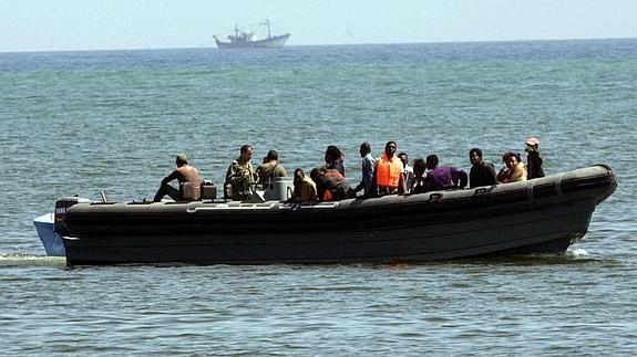 Inmigrantes a bordo de una patera. 