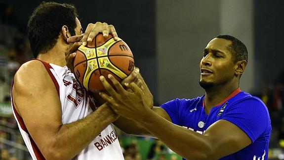 Diaw (d) intenta robar el balón a Haddadi. 