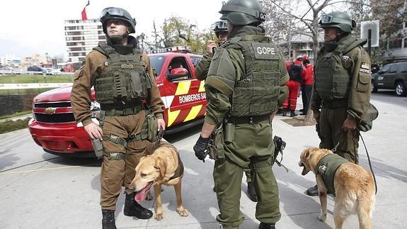Policías recorren con perros adiestrados los alrededores de la estación.