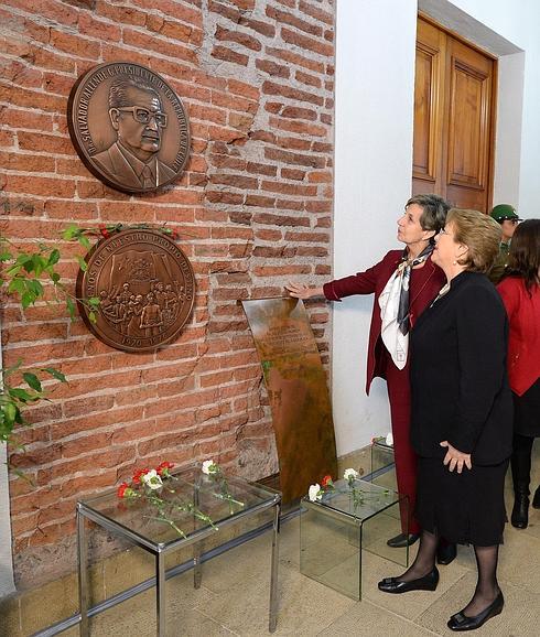 Michelle Bachelet e Isabel Allende visitan el memorial de Salvador Allende. 