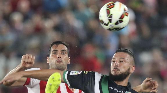 El defensa del Almería Ángel Trujillo disputa un balón con el delantero del Córdoba Nabil Ghilas. 