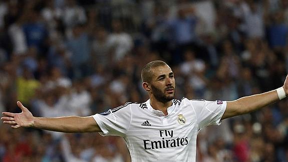 Benzema celebra un gol.  