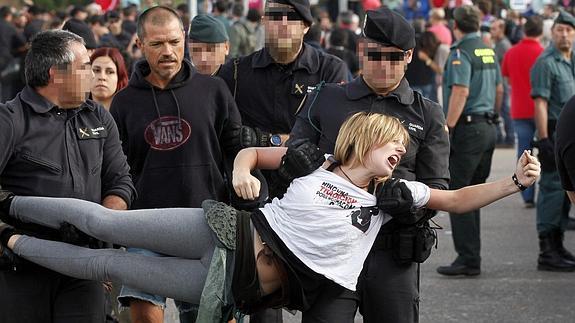 Los antitaurinos protestan contra el Toro de la Vega detrás del cordón policial.