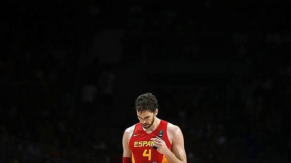 Gasol, cabizbajo en un momento del partido contra Francia del Mundial. 