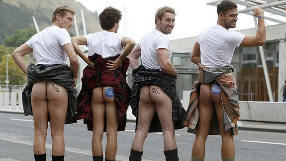 Modelos masculinos posan para una publicidad sobre el referéndum en Escocia.